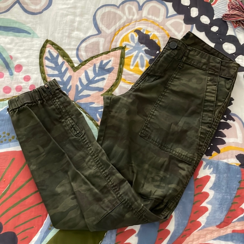 Anthropologie Sanctuary camo joggers- size 25